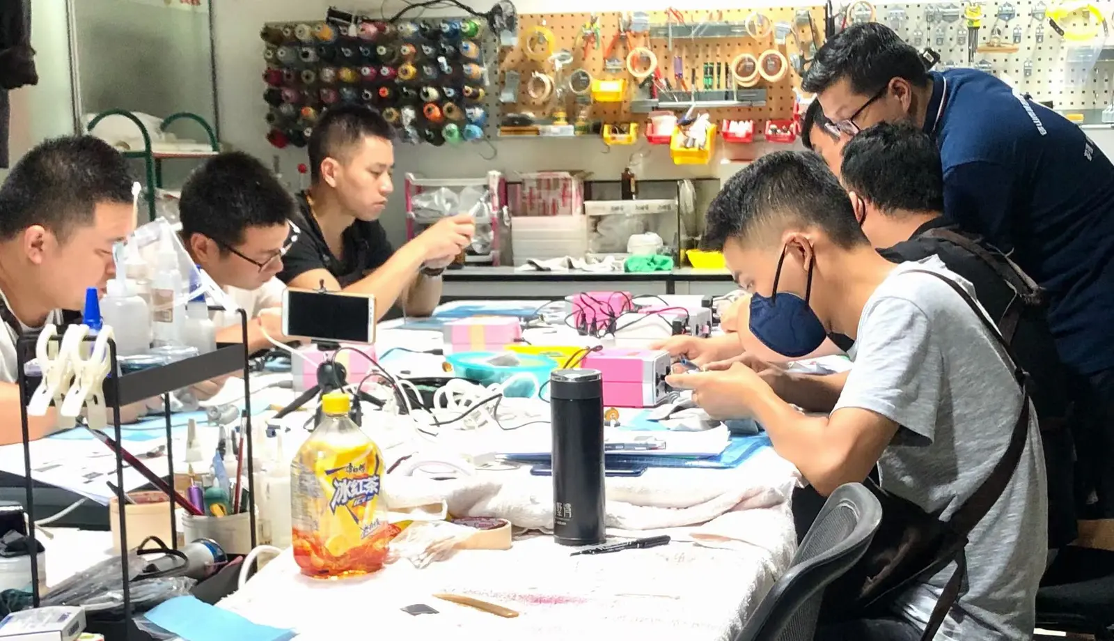多位学员在域芭斯专业实操课堂练习